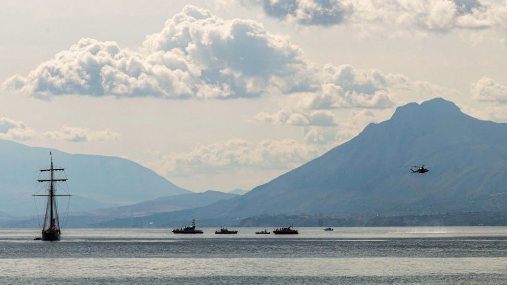 Rettungskräfte und Spezialtaucher sind an der Unglücksstelle im Einsatz.