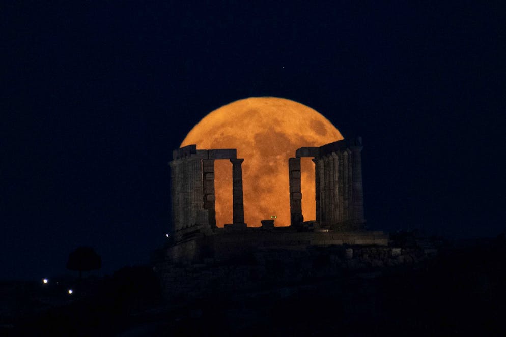 Beim Phänomen «Supermond» erscheint der Vollmond grösser als in anderen Vollmondnächten. Auf dem Archivbild: Supermond hinter dem Poseidon-Tempel am Kap Sounio südlich von Athen.