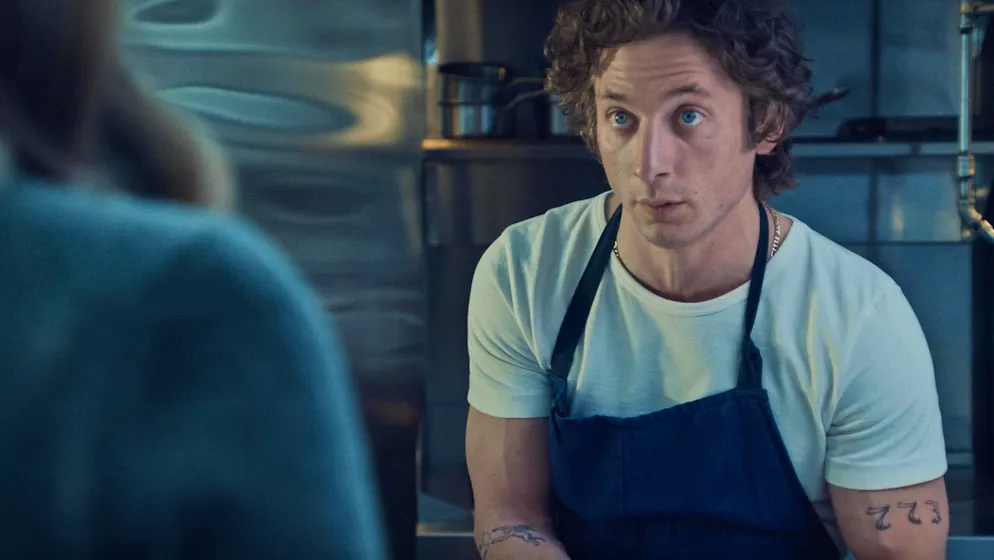 «The Bear» Staffel 3: So viele schicke Menüs, aber niemand hat Hunger. Carmy (Jeremy Allen White) versucht nämlich, so exklusiv wie möglich zu werden: Das Menü soll sich täglich ändern, so will er sich einen Michelin-Stern sichern.