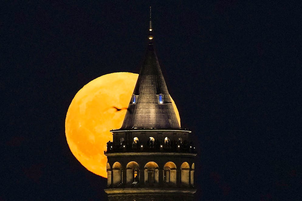 Ein Supermond geht hinter dem Galata-Turm in Istanbul auf. (Archivbild)