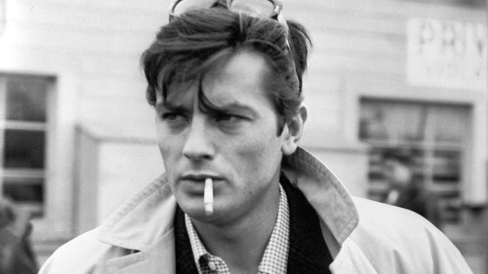 Retour sur ses looks. L'effortless chic, ce style que maîtrisait Alain Delon