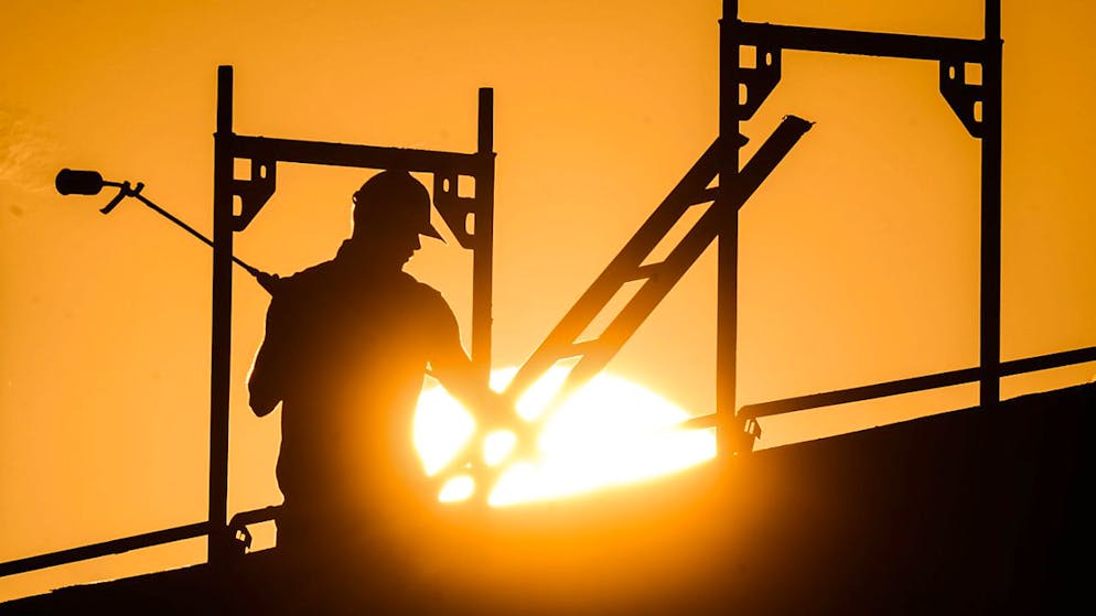 Werden bei extremer Hitze Bauarbeiten vorübergehend eingestellt, sollen die Unternehmen keine Konventionalstrafe mehr riskieren. Das verlangt eine Nationalratskommission. (Themenbild)