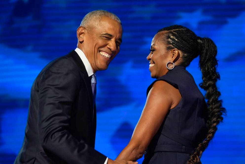 Gli Obama attaccano Trump e lanciano Kamala: «Yes she can». L'ex coppia presidenziale ha dato spettacolo. Alla fine Barack ha battezzato Kamala con il suo mitico slogan. «Yes we can, Yes she can.».