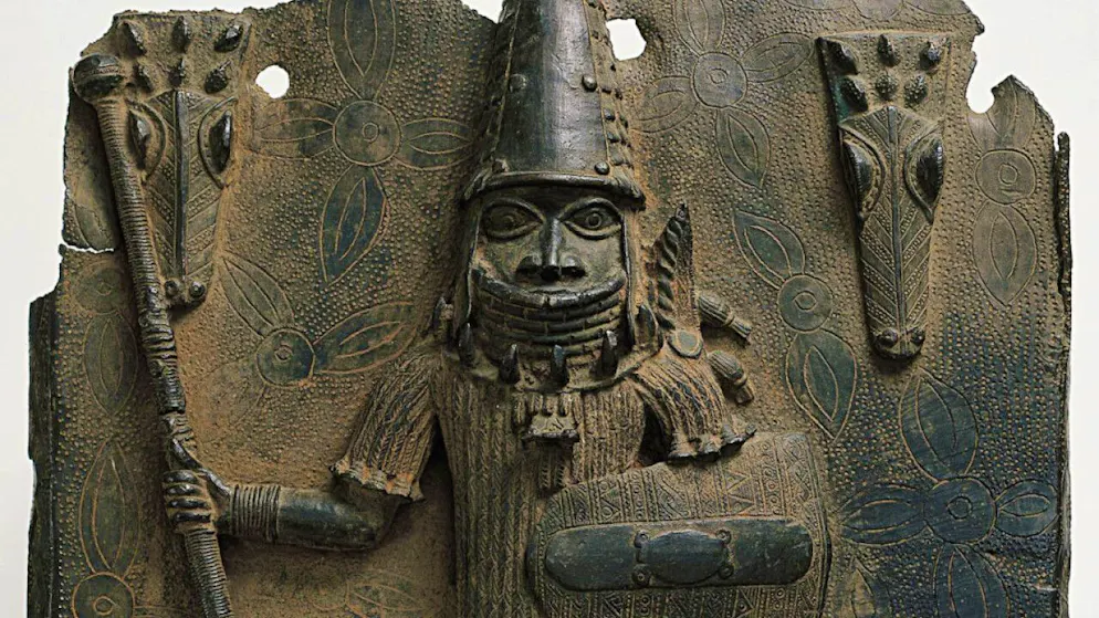 Benin-Ausstellung im Museum Rietberg erkennt koloniales Unrecht an - Gallery. Die Reliefplatte der Königlichen Gilde der Bronzegiesser zeigt den König Oba Ozolua (ca. 1483-1503). Unter seiner Herrschaft wandelte sich Benin von einem regionalen Königtum in ein Grossreich mit zahlreichen Vasallenstaaten. (Ausschnitt)