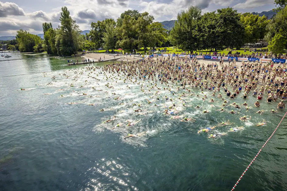 水泳：約9,000人の水泳選手がチューリッヒ湖を渡る