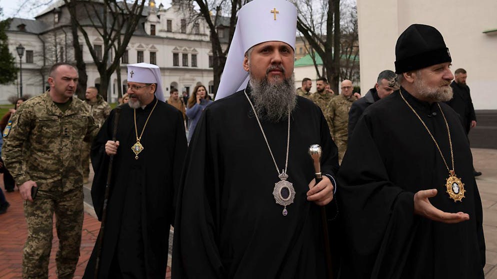 ARCHIV - Das Oberhaupt der orthodoxen Kirche der Ukraine, Metropolit Epifanij (M). Foto: Evgeniy Maloletka/AP/dpa