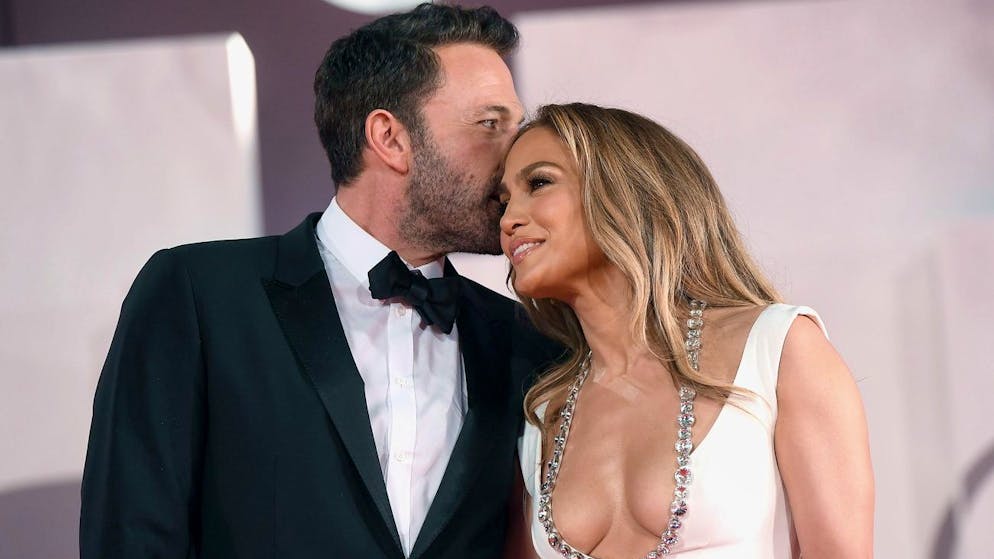 Ein Bild aus glücklicheren Zeiten: Der Schauspieler Ben Affleck (l.) und die Sängerin und Schauspielerin Jennifer Lopez bei einer Premiere auf dem Filmfestival in Venedig. (10. September 2021)