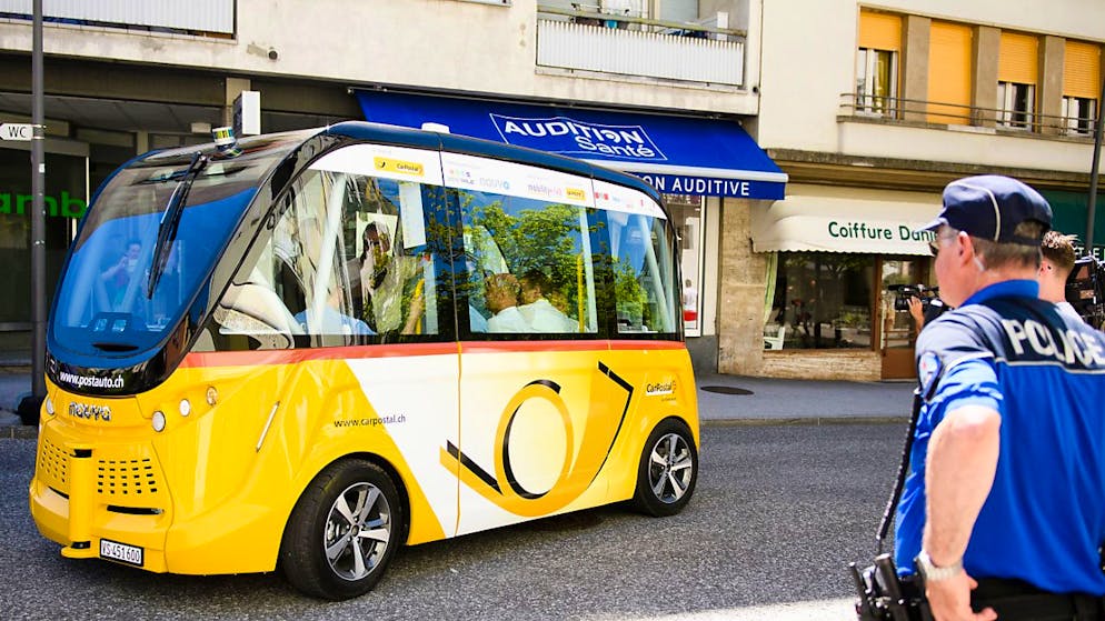 Den ersten Testbetrieb eines kleinen, selbstfahrenden Busses in der Schweiz stellte Postauto Schweiz AG im Juni 2016 in Sion vor.