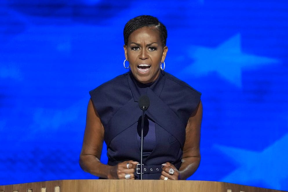 Gli Obama attaccano Trump e lanciano Kamala: «Yes she can». «Qualcosa di magico sta accadendo non solo in questo stadio ma fuori da qui. La speranza sta tornando» ha detto una galvanizzata ex first lady.