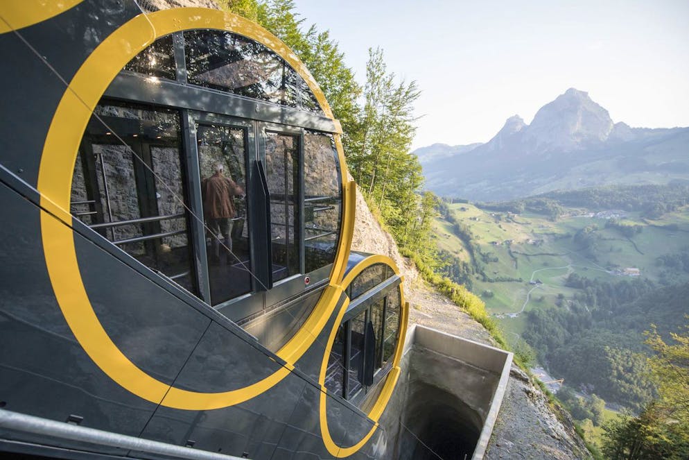 Die Stoosbahn, die steilste Standseilbahn der Welt mit einem Gefälle von bis zu 110 Prozent, auf einer Fahrt durch den Steilhang.