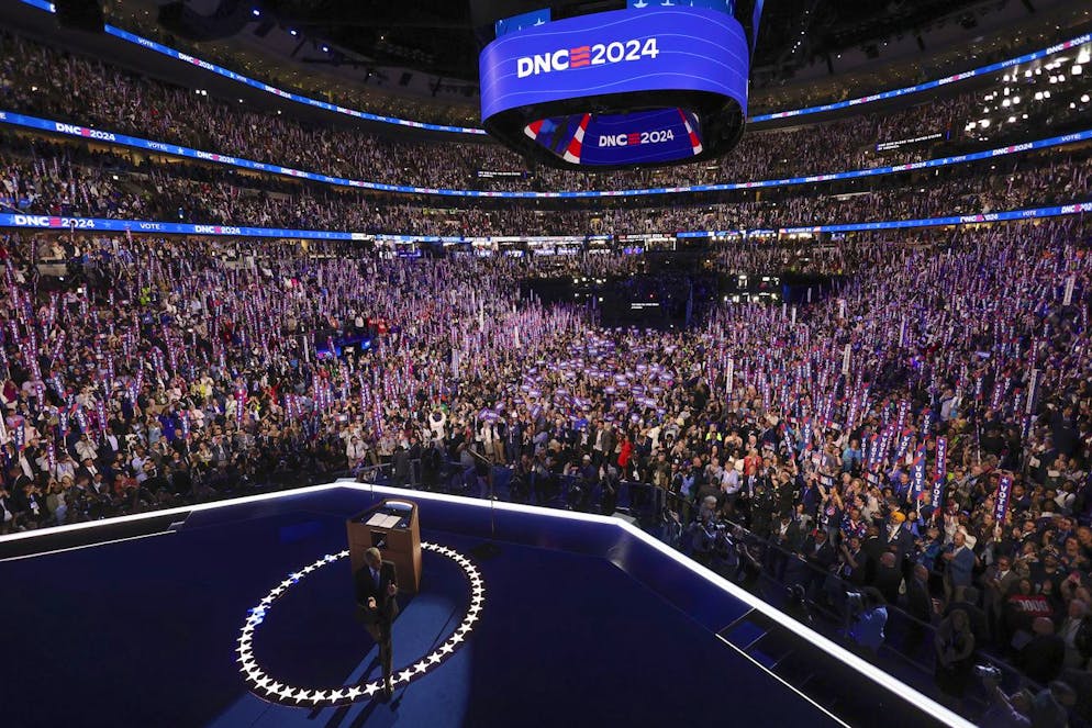 Am zweiten Tag der Democratic National Convention ist auch Ex-Präsident Barack Obama aufgetreten. Hier verlässt er gerade die Bühne.
