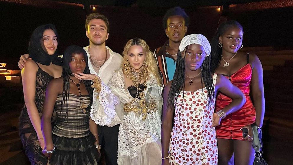 Die Pop-Diva lässt sich an ihrem 66. Geburtstag mit ihren Kindern ablichten. Von links nach rechts: Lourdes (27), Stella (11), Rocco (24), David (18), Estere (11) und Mercy (18).