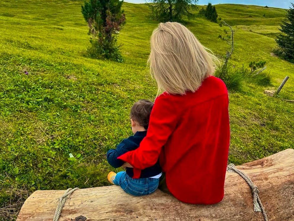 Michelle Hunziker sends heartfelt greetings from her vacation. With her back to the camera, Michelle Hunziker hugs her grandson Cesare. She is looking forward to sharing life with him.