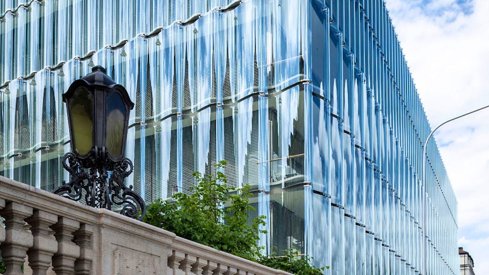 Der gläserne Hauptsitz der Swiss Re, direkt am Zürichsee gelegen. Die Führungsspitze unter dem neuen CEO Andreas Berger kann für das erste Halbjahr ein gutes Ergebnis vorweisen. (Archivbild)