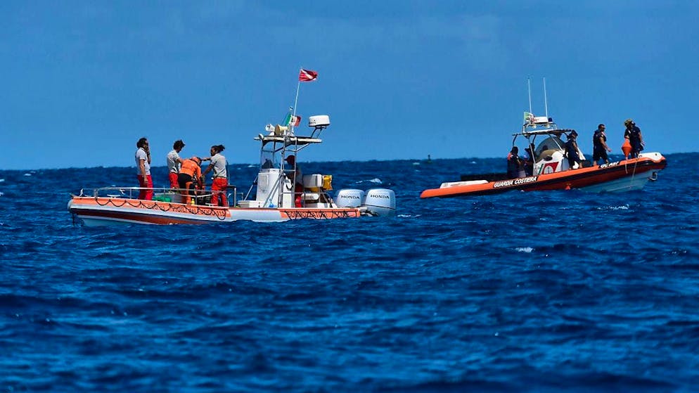 The luxury yacht "Bayesian" had sunk in a storm while anchored about half a mile off the coast. Photo: Salvatore Cavalli/AP/dpa