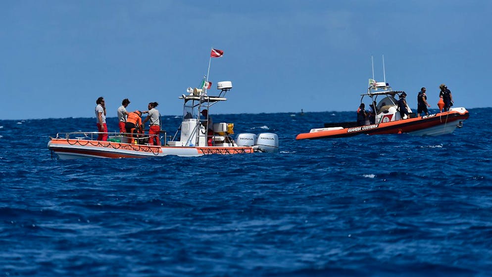 Taucher der italienischen Feuerwehr bei der Such- und Rettungsaktion des unter britischer Flagge fahrenden Schiffes «Bayesian». Foto: Salvatore Cavalli/AP/dpa