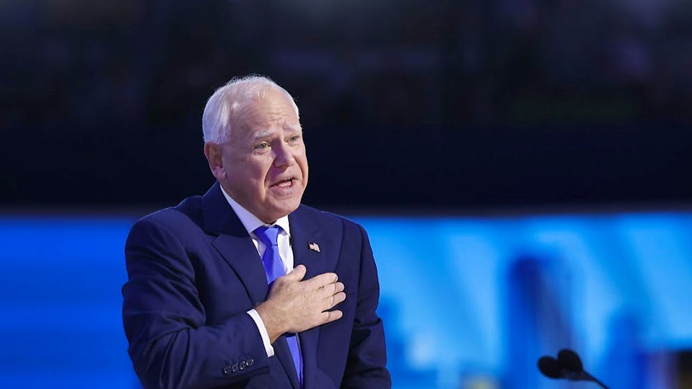 Un emozionato Tim Walz al momento in cui accetta della sua nomination.