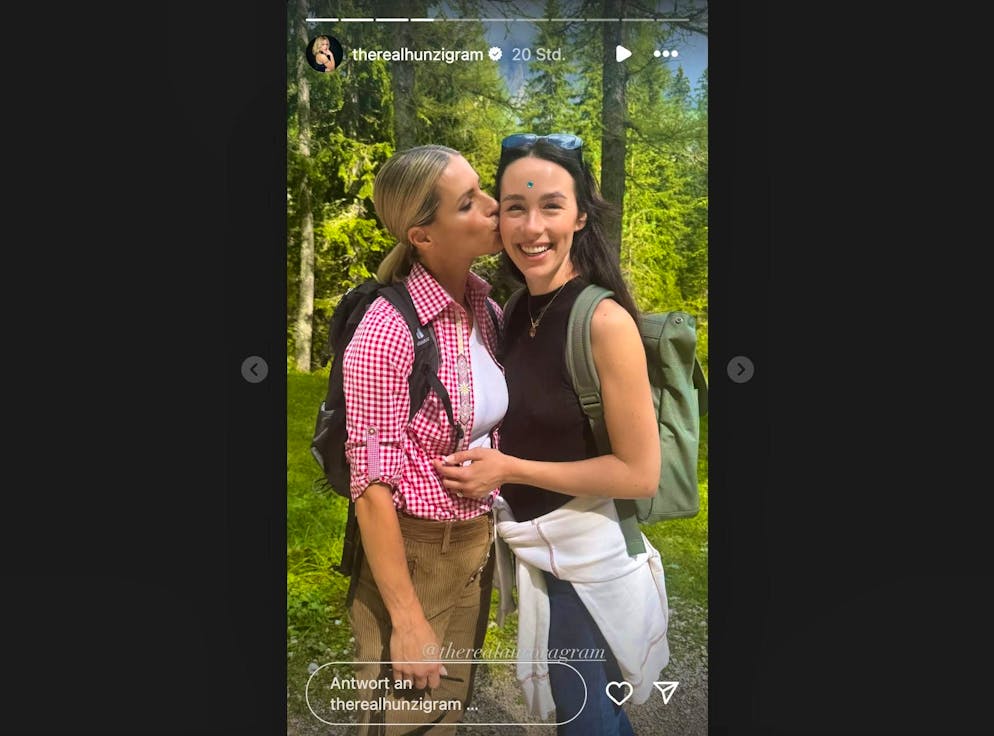 Michelle Hunziker sends heartfelt greetings from her vacation. ... and how she gives her beaming daughter a kiss.