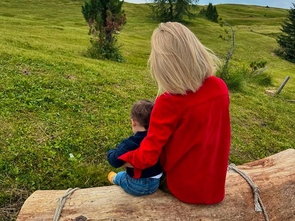 Michelle Hunziker schickt herzige Grüsse aus den Ferien. Mit dem Rücken zur Kamera umarmt Michelle Hunziker ihren Enkel Cesare. Sie freut sich darauf, das Leben mit ihm teilen zu können.