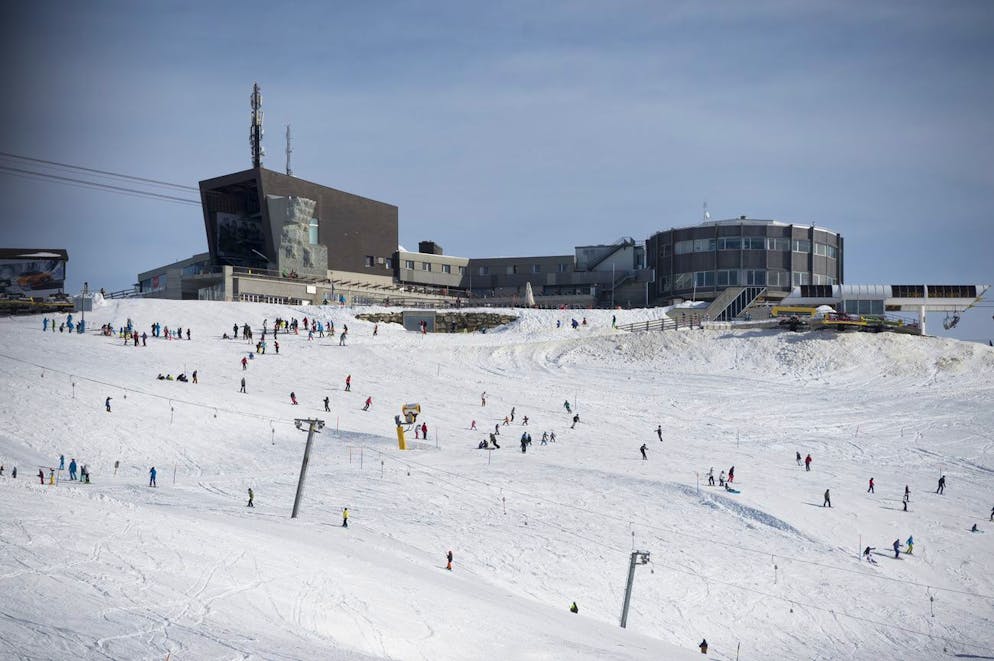Die Bergstation Crap Sogn Gion ist eines der Wahrzeichen der Weissen Arena Flims Laax. Kauft Vail Resorts nach Crans Montana und Andermatt auch das Bündner Skigebiet?