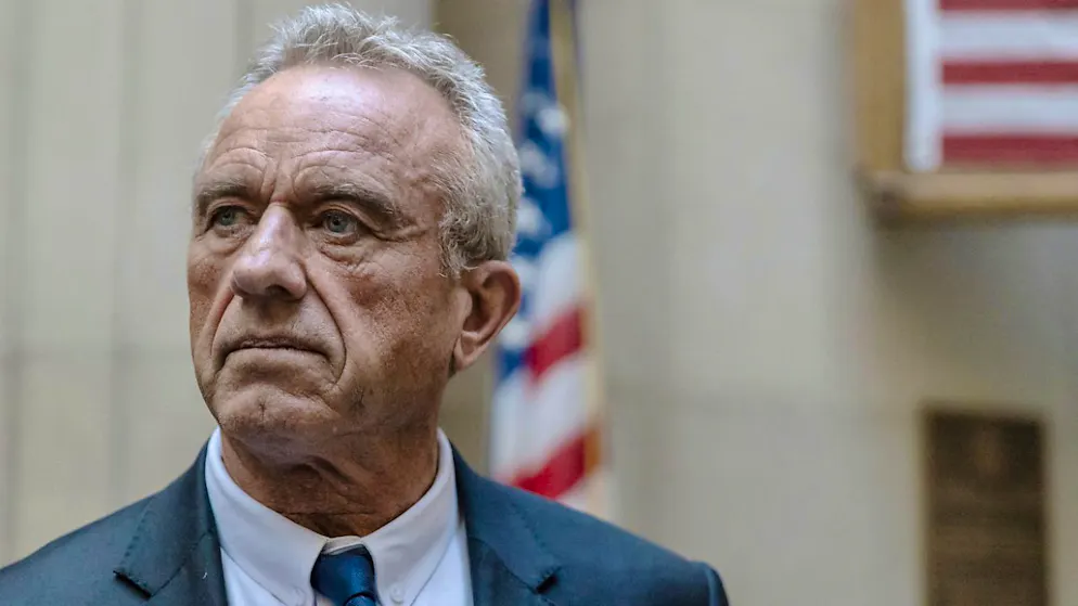 Der unabhängige Präsidentschaftskandidat Robert F. Kennedy Jr. spricht vor Reportern im Nassau County Supreme Court. Foto: Stefan Jeremiah/AP/dpa