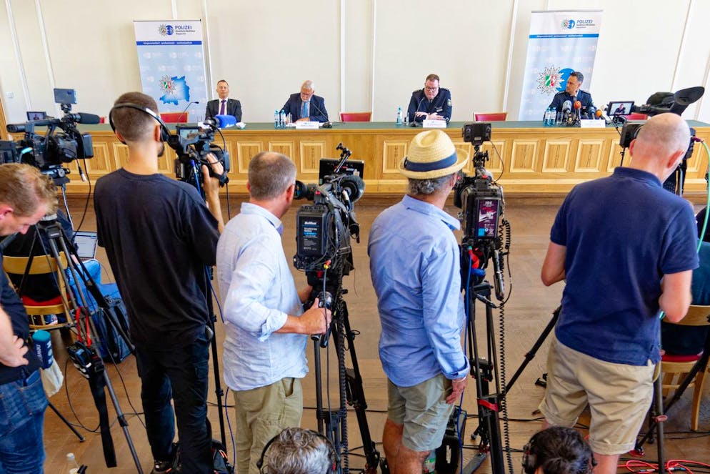 Markus Röhrl (a sinistra), capo della polizia di Wuppertal, il procuratore generale Markus Caspers, il comandante della polizia Thorsten Fleiß e il portavoce della polizia Marcel Fiebig siedono sul podio durante una conferenza stampa presso la sede della polizia sull'attacco con coltello a Solingen.