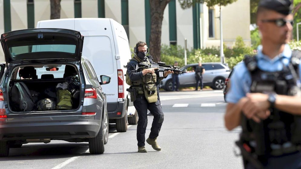 Au moins deux voitures, dont une contenant une bouteille de gaz qui a explosé, ont été incendiées devant la synagogue de La Grande-Motte.