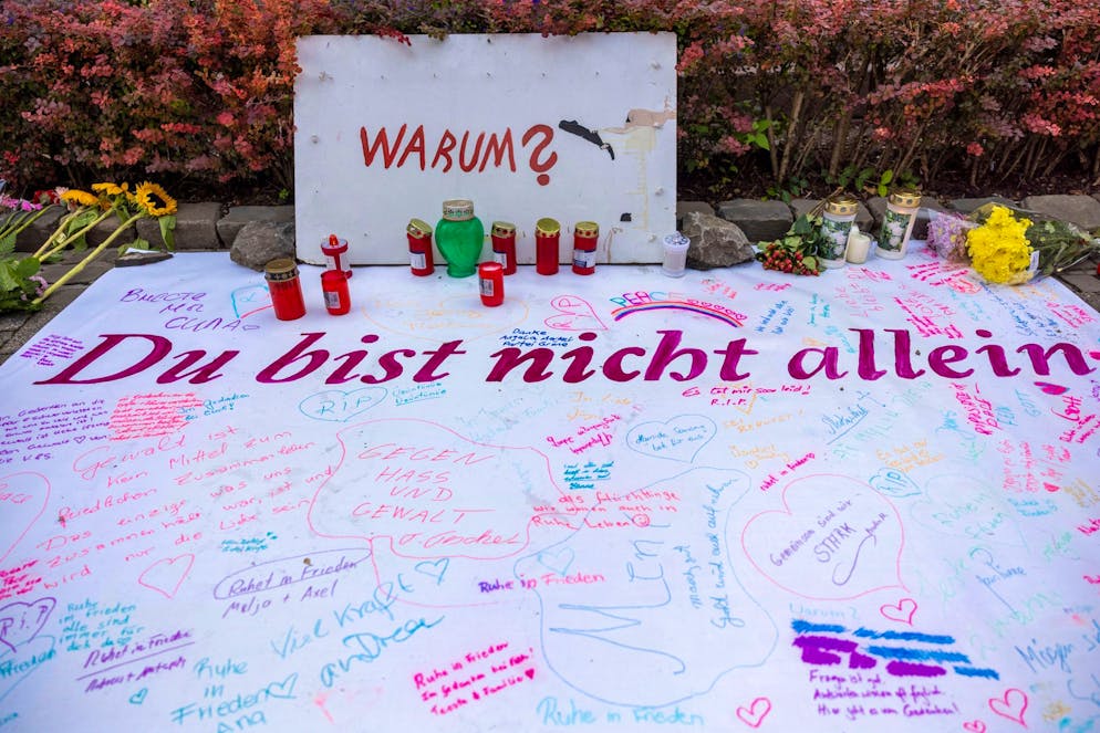 Mutmasslicher Täter nach Solinger Anschlag in U-Haft - Gallery. Nach der Attacke haben Menschen Botschaften, Blumen und Kerzen in der Nähe des Tatorts hinterlassen.