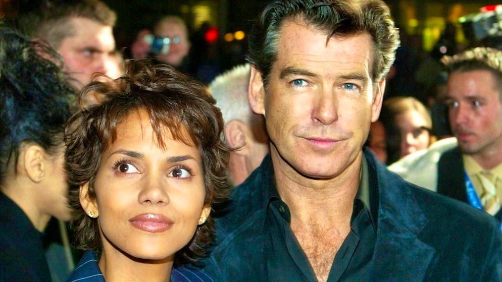 Halle Berry and Pierce Brosnan were in front of the camera together for "James Bond 007 - Die Another Day". Berry still seems to be impressed by "her" Bond to this day.