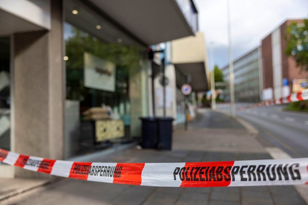 Mutmasslicher Täter nach Solinger Anschlag in U-Haft - Gallery. Der Tatort in der Solinger Innenstadt ist am Sonntag weiter großräumig abgesperrt.