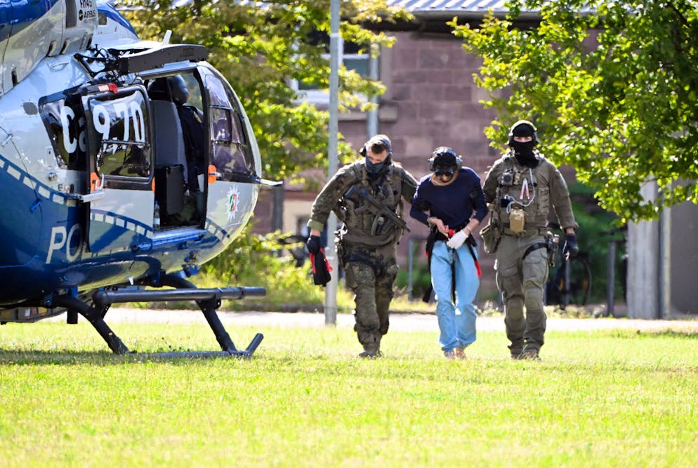 Mutmasslicher Täter nach Solinger Anschlag in U-Haft - Gallery. Der Tatverdächtliche wurde in Karlsruhe von bewaffneten Polizisten in Spezialausrüstung vom Helikopter zu einer Wagenkolonne gebracht.