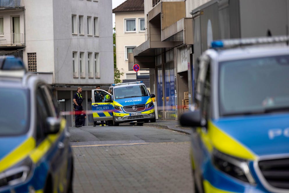 Mutmasslicher Täter nach Solinger Anschlag in U-Haft - Gallery. Zwei Tage nach der Tat waren in Solingen noch viele Einsatzkräfte im Einsatz.