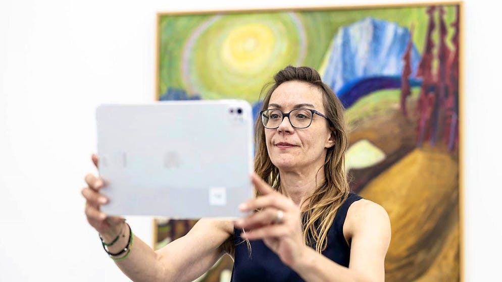 Silja Burch, Head of Education at the Aargauer Kunsthaus, shows how it's done: She watches a video of "Mondnacht bei Frauenkirch-Davos" (around 1925) by Fritz Pauli. In the "Re-Mix" exhibition, visitors can also experience pictures in a new dimension.