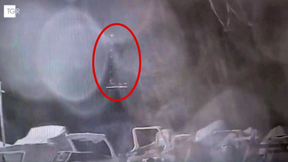 The sinking of the "Bayesian" was captured on a surveillance camera in Porticello harbor.