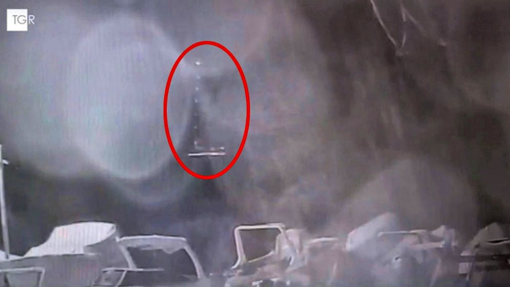 L'affondamento del «Bayesian» è stato ripreso da una telecamera di sorveglianza nel porto di Porticello.