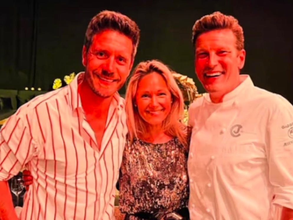 Star-Aufgebot am Konzert von Adele: Am Freitag tummelte sich unter den Gästen auch Schlagersängerin Helene Fischer mit Mann Thomas Seitel. Das Paar posierte im VIP-Bereich mit Star-Koch Christian Jürgens für ein Foto. 