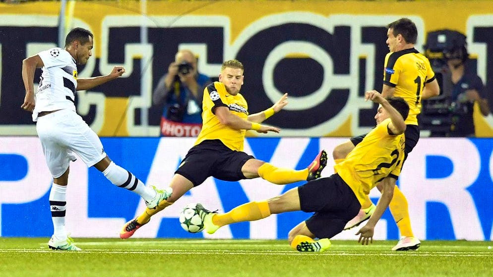 Mönchengladbach's Raffael scores the 1:0 against YB.