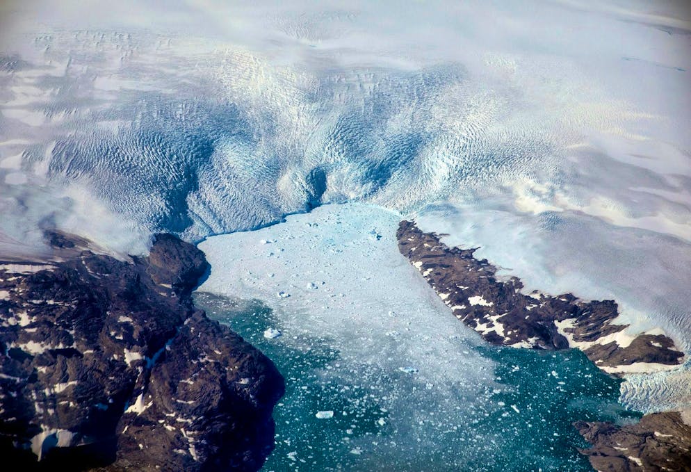 Icebergs se desprenden de un glaciar y forman un fiordo en Groenlandia. Entre 2011 y 2020, Groenlandia perdió alrededor de 251 gigatoneladas de hielo al año.