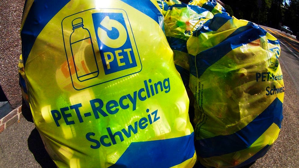 Für PET-Flaschen gibt es bereits ein egrossflächige Recycling-Methode. Nun sollen auch Getränkekartons und Plastikverpackungen leichter nachhaltig entsorgt werden können. (Archivbild)