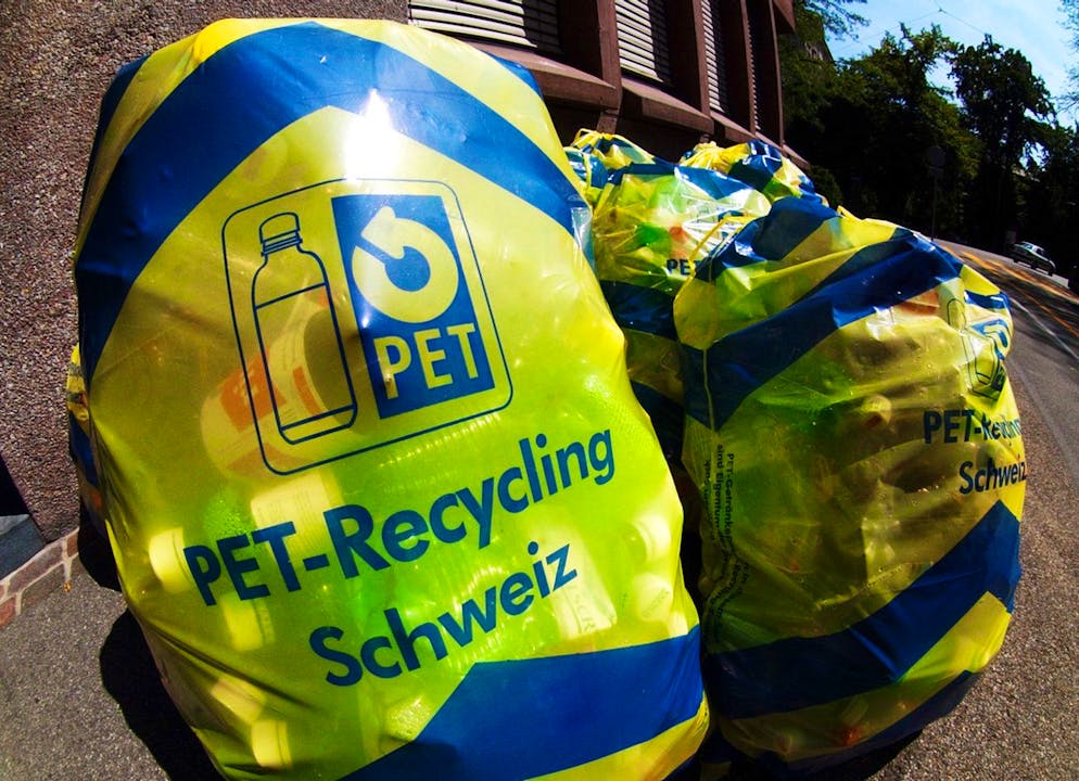 Ein falsch platzierter Pet-Sack wird für eine Frau teuer. (Symbolbild)