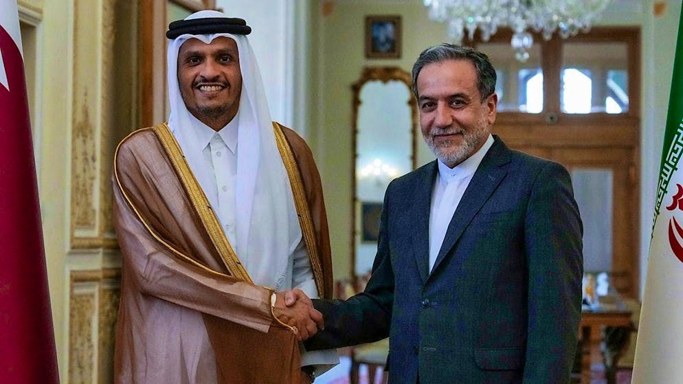 Iranian Foreign Minister Abbas Araghchi (r) and Qatari Prime Minister and Foreign Minister Sheikh Mohammed bin Abdulrahman Al Thani shake hands at the start of their meeting. Photo: Vahid Salemi/AP/dpa