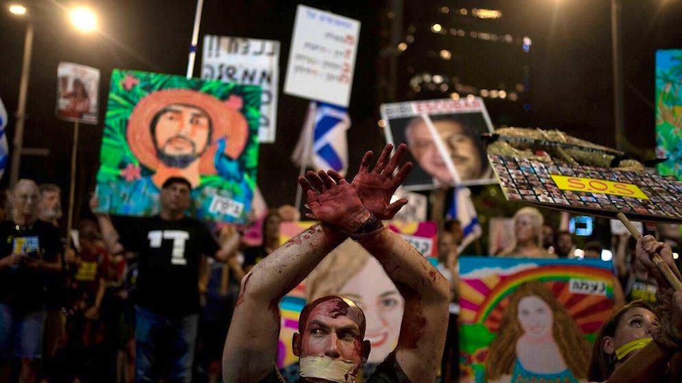 Thousands of people have demonstrated in Tel Aviv for an agreement to release the hostages held by the Islamist Hamas. Photo: Maya Alleruzzo/AP