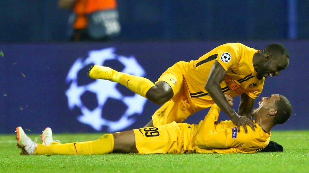 Das waren die sieben Playoff-Duelle der Young Boys - Gallery. Guillaume Hoarau und Nicolas Moumi Ngamaleu im Siegesrausch nach dem 2:1-Auswärtserfolg gegen Dinamo Zagreb 2018