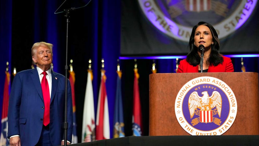 Der republikanische Präsidentschaftskandidat und ehemalige US-Präsident Donald Trump schaut Tulsi Gabbard zu, die auf der 146. Generalkonferenz der National Guard Association of the United States spricht. Foto: Carolyn Kaster/AP