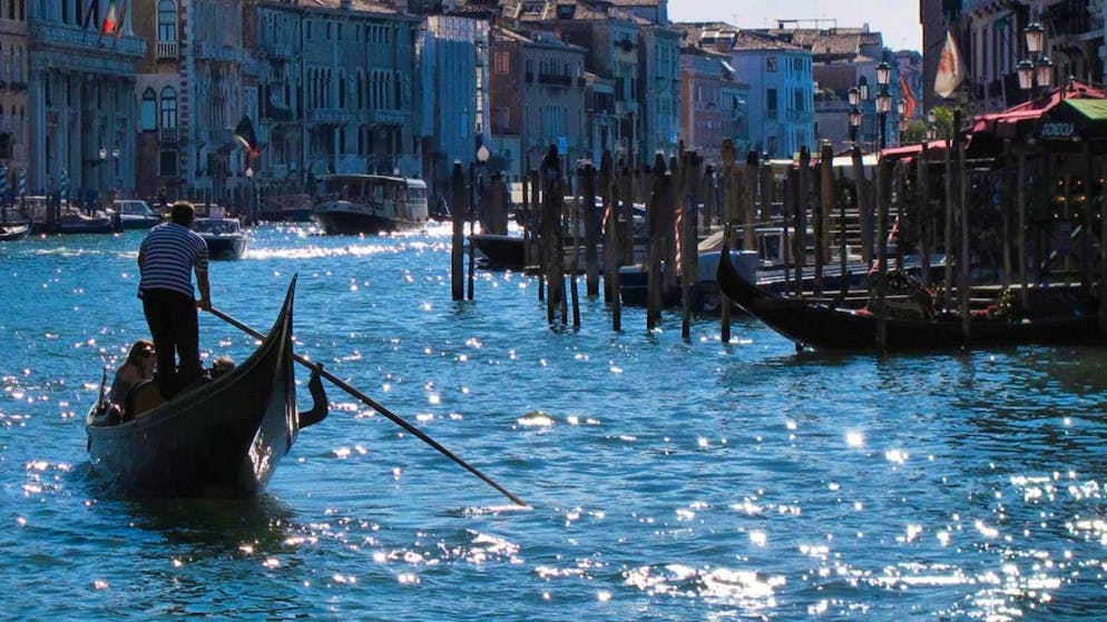 Archive - a gondolier navigates the Grand Canal. Photo: Jens Kalaene/dpa