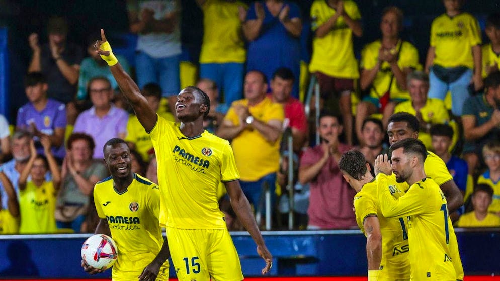 Thierno Barry (center) celebrates his first goal for Villarreal