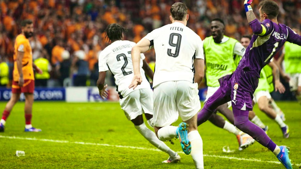 Il portiere del Gala Fernando Muslera perde i nervi e colpisce alle gambe il marcatore dell'YB Alan Virginius.