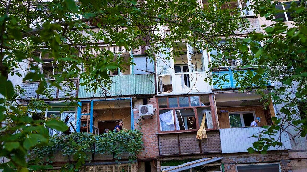 ARCHIVE - Residents in Pokrovsk clear broken glass from their balconies after a Russian bombardment of a residential neighborhood. Photo: Evgeniy Maloletka/AP/dpa