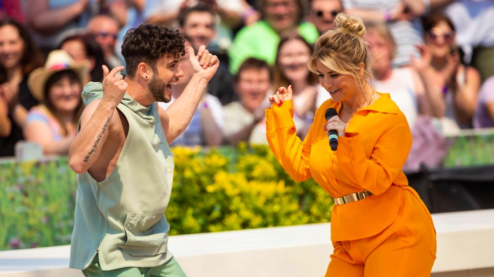Ihr Sieg in der Musikshow «Deutschland sucht den Superstar» war der Anfang einer erfolgreichen Karriere im Showgeschäft: Auf dem Bild tanzt Luca Hänni im Mai 2022 zusammen mit Beatrice Egli im «ZDF Fernsehgarten».