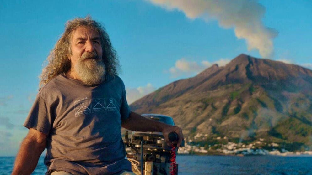 Gaetano lives on Stromboli. His life is determined by the fire of the volcano and the water of the sea. He tells his story in the documentary "IDDU - Racconti dell'isola", which is now being released in cinemas.